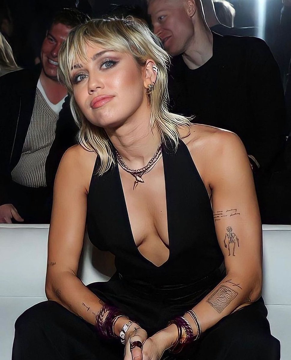 MileyCyrusMC69's tweet photo. The boss energy is real @mileycyrus
-
-
-
#miley #mileyraycyrus #mileycyrus #mileycyrusendlesssummervacation #endlesssummervacation #esv #mileycyrusandherdeadpetz #mileycyrusfan #mileycyrusplastichearts #plastichearts #bangerz #bangerztour #fashion #model #beautiful #beautiful https://t.co/epOGbEgtkB