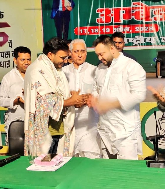 DrLaxman_Yadav's tweet photo. पटना, बिहार में राष्ट्रीय जनता दल ने 'अम्बेडकर परिचर्चा' आयोजित की. दरअसल यह बेहद ख़ास ट्रेनिंग कार्यक्रम था, जिसके ज़रिए सामाजिक न्याय की वैचारिक, सामाजिक, सांस्कृतिक व राजनीतिक संघर्ष को आम आवाम तक ले जाने के लिए अपने लोगों को ट्रेंड किया, दस्तावेज़ तैयार किए, सवाल जवाब किए. ताकि आम आवाम को और बेहतर तरीक़े से समझाया जा सके कि कैसे भारत के संविधान पर ख़तरा है. इस खतरे से हम कैसे निपटेंगे. इस आयोजन में शामिल होकर @RJDforIndia के सभी वरिष्ठ, कनिष्ठ नेताओं से संवाद करके यह महसूस हुआ कि ऐसी ही ठोस वैचारिक ज़मीनी तैयारी करके ही फासिस्ट मनुवादी सामंती सांप्रदायिक ताकतों को शिकस्त दी जा सकती है. @yadavtejashwi जी की समझ सामाजिक न्याय को लेकर बेहद स्पष्ट और तेवर बुलंद दिखाई दिए. यहां से एक उम्मीद की रौशनी दिखी. यही काम सभी समानधर्मा सियासी दलों को इससे और व्यापक स्तर पर करके वृहत्तम एका बनानी होगी. सामाजिक न्याय की लड़ाई ही भारतीयता को बचाएगी. शुक्रिया राजद.