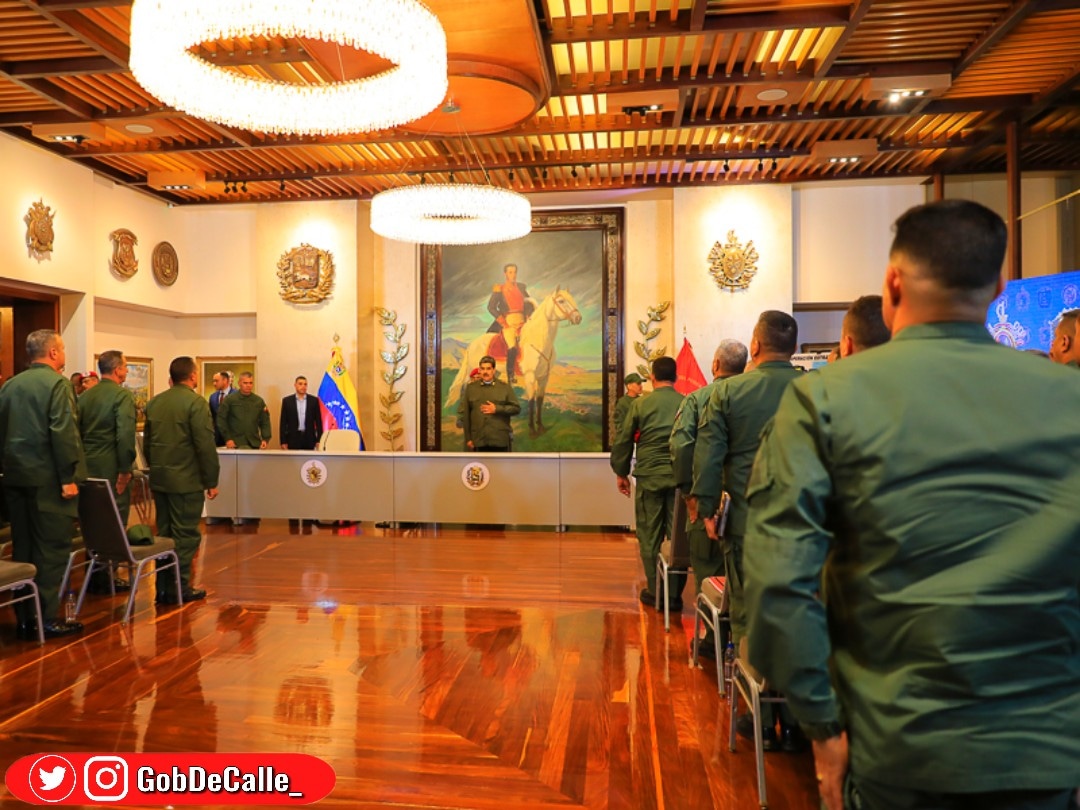 #GobDeCalle_ 📰🗞| Presidente Maduro dirige reunión con el Estado Mayor Superior de la FANB.
<a href="/conmaduromasve/">Con Maduro +</a>
#ManoDeHierro