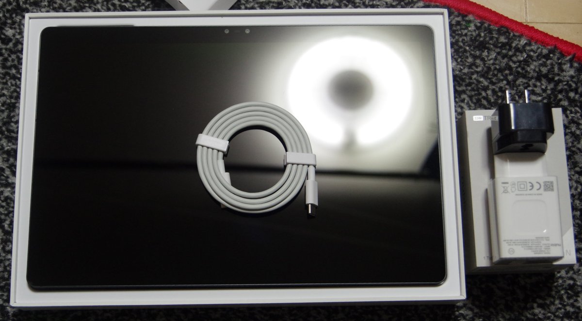 KASUKA10954963's tweet photo. Lume Pad2(nubia Pad 3D)届きました。
１．箱２つあると思ったら充電器が別箱。でかすぎて使いようが・・・。
２．新旧比較。でかくなりました。
３．3D表示の差は歴然。初期のVRヘッドセットと最新のもの位の差があります。
#Leia #Lumepad #nubiaPad3D https://t.co/FQai0MbbpB