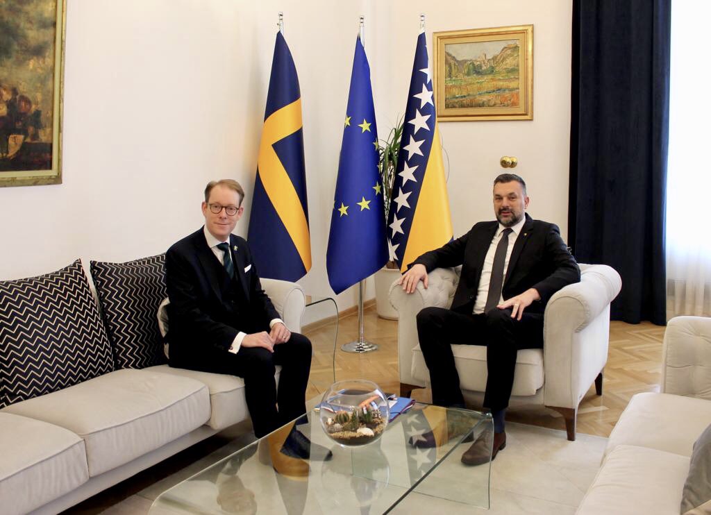 🇸🇪 FM <a href="/TobiasBillstrom/">Tobias Billström</a> meeting w <a href="/DinoKonakovic/">Elmedin Dino Konaković</a> underlined that 🇧🇦 belongs in the EU. 

🇪🇺 candidate status a great opportunity, that also increases expectations to implement reforms, and align with EU policies. We support your efforts, but your actions set the pace. 

#EU2023SE
