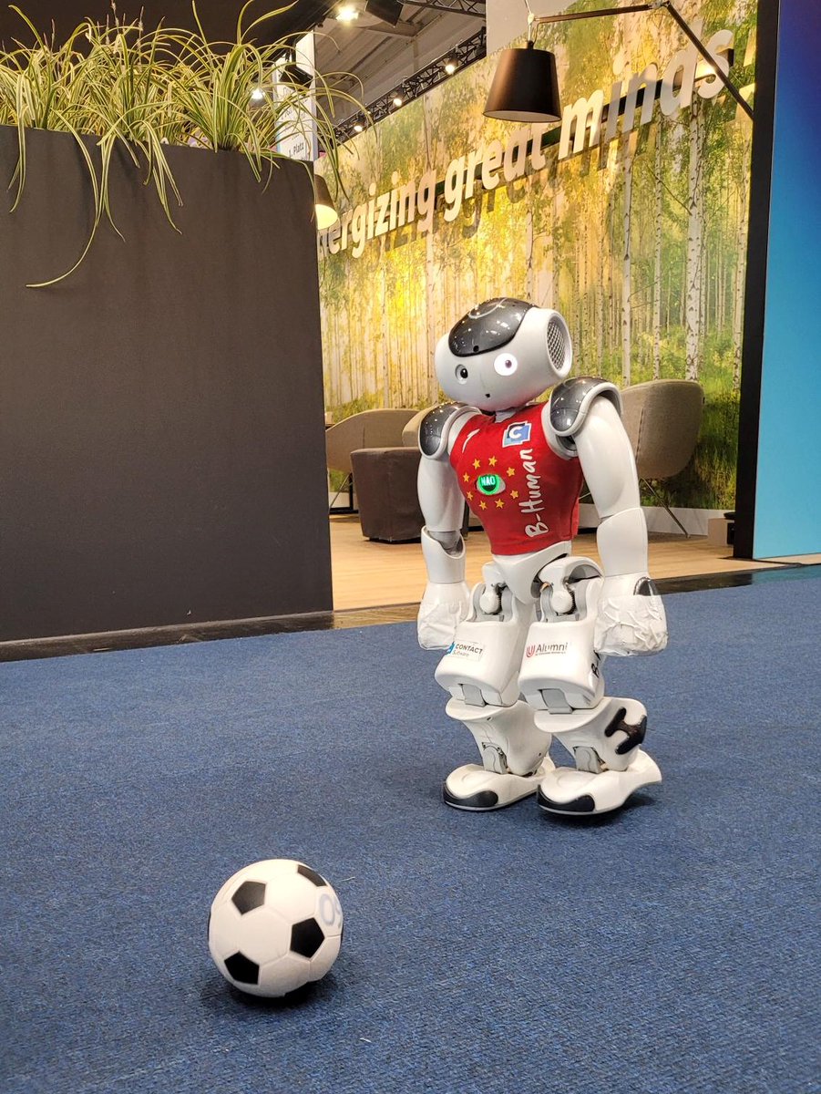 DFKI's tweet photo. Es grüßt von der #HannoverMesse: Der neunfache #Weltmeister im #Roboterfußball #BHuman 🤖⚽️, das gemeinsame Team von der @UniBremen und dem #DFKI – am Stand des Hauptsponsors @CONTACTSoftware in Halle 17, Stand H20 #HM23 @pennybhuman #RoboCup 👋 https://t.co/jqmXFVigjZ