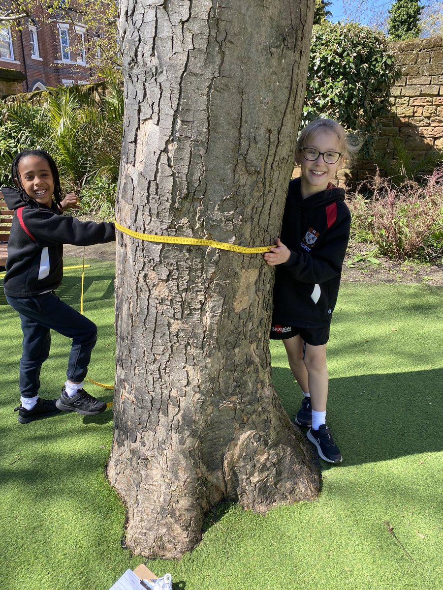 NottsHighIJS's tweet image. 2W have been enjoying the Spring sunshine whilst practising their measuring skills and solving the problem of ‘What is the best way to measure a tree?’ #practicalmaths #somuchmore