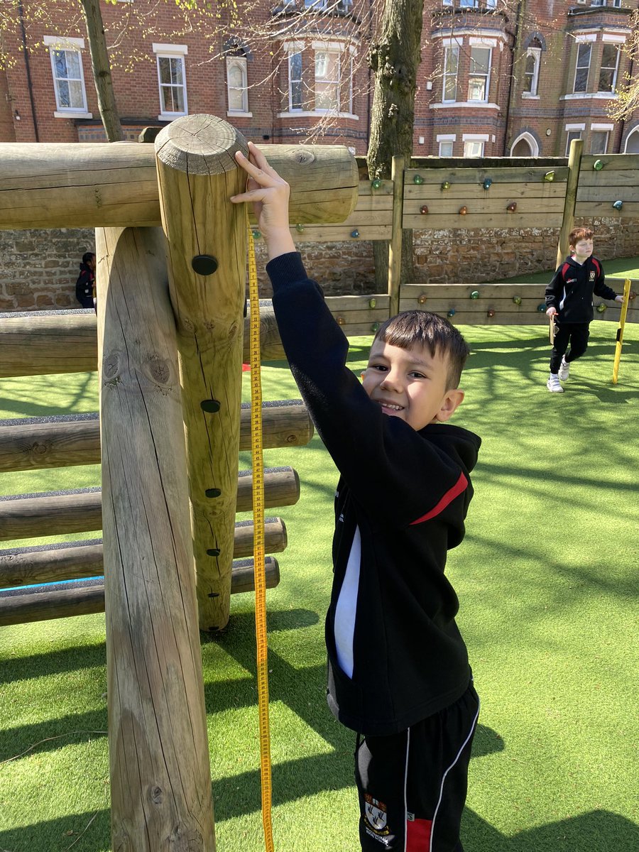 NottsHighIJS's tweet image. 2W have been enjoying the Spring sunshine whilst practising their measuring skills and solving the problem of ‘What is the best way to measure a tree?’ #practicalmaths #somuchmore