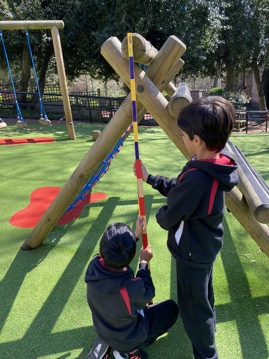 NottsHighIJS's tweet image. 2W have been enjoying the Spring sunshine whilst practising their measuring skills and solving the problem of ‘What is the best way to measure a tree?’ #practicalmaths #somuchmore