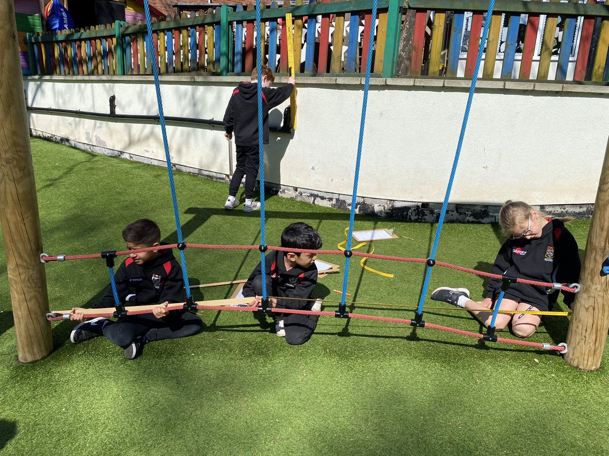 NottsHighIJS's tweet image. 2W have been enjoying the Spring sunshine whilst practising their measuring skills and solving the problem of ‘What is the best way to measure a tree?’ #practicalmaths #somuchmore