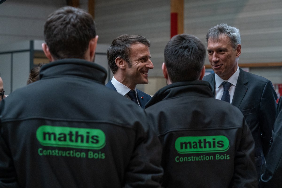 Prefet67's tweet photo. #visiteofficielle | Le Président @EmmanuelMacron était présent dans le #BasRhin hier.
Il a rencontré les salariés de l'entreprise Mathis à #Muttersholtz avant de se rendre à #Selestat pour échanger avec des élus sur des projets concrets à venir. https://t.co/FqfEyq42R6