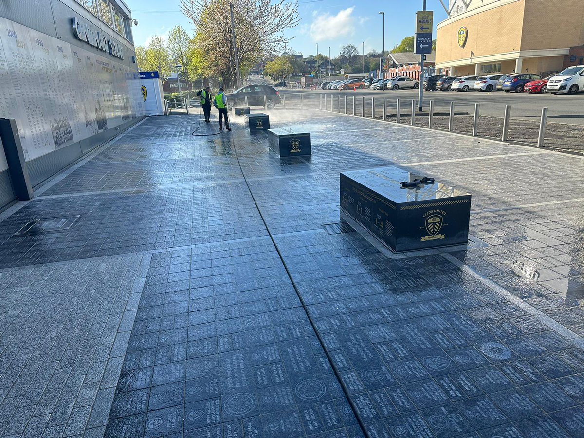 YorkshireProPav's tweet photo. Bremner &amp; centenary square all cleaned up 😁@LUFC https://t.co/yDb94Xy5Cx
