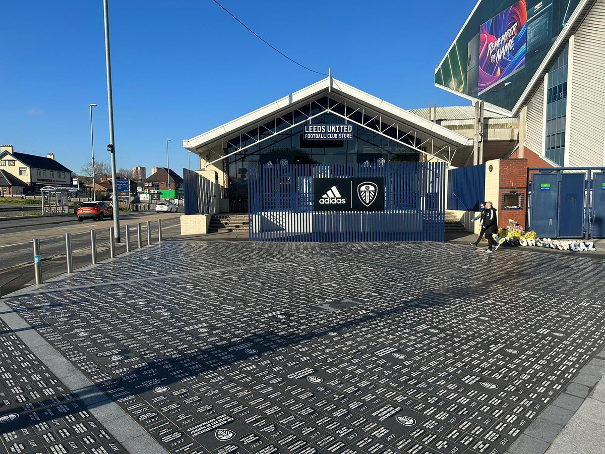 YorkshireProPav's tweet photo. Bremner &amp; centenary square all cleaned up 😁@LUFC https://t.co/yDb94Xy5Cx