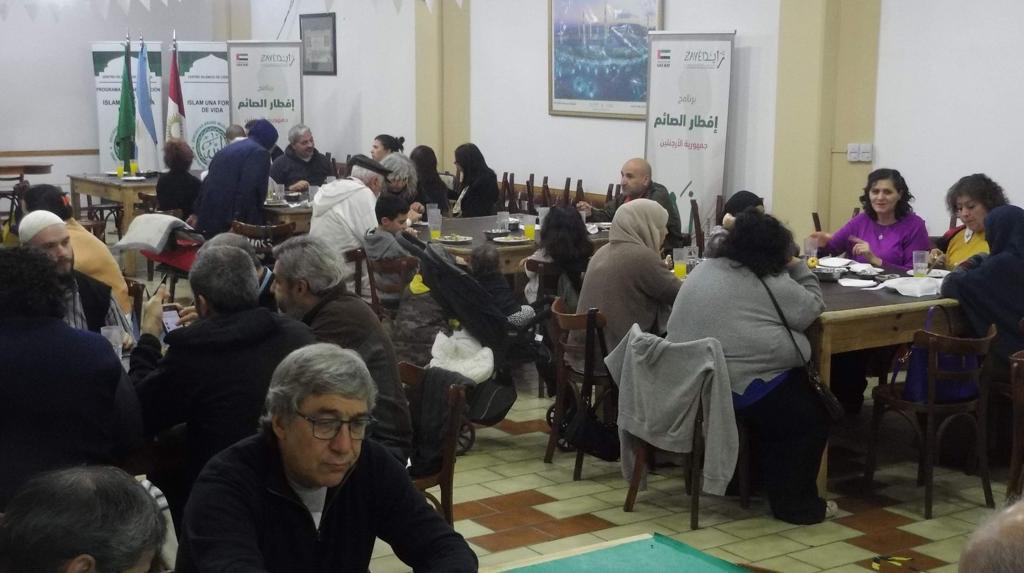 UAEEmbassyBA's tweet photo. Con auspicio de la Fundación Benéfica y Humanitaria Zayed, la Embajada de #EAU organizó un iftar concurrido por la colectividad árabe e islámica de toda la zona, en el Centro Islámico de la Provincia de Córdoba, República #Argentina.
#zayedchf https://t.co/CjgvfMlGUL