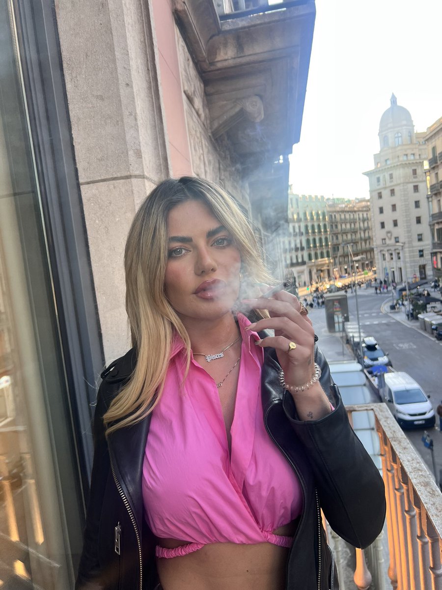 I’m in Barcelona 👀 cum see more content on my OF… #smokingfetish #onlyfans #onlyfansgirl