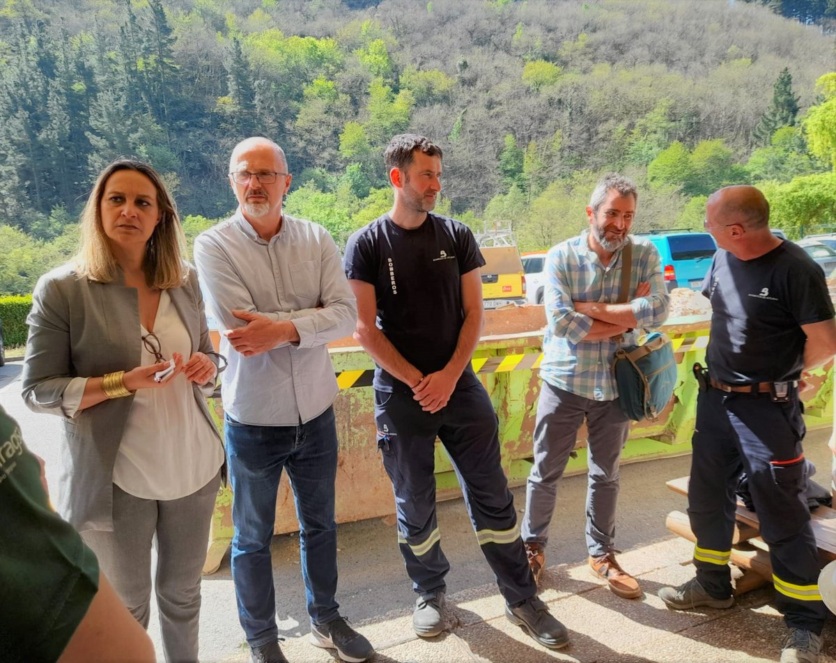 GobAsturias's tweet photo. La consejera de Presidencia, Rita Camblor, y el gerente del Servicio de Emergencias (#Sepa), Óscar Rodríguez, han visitado a los miembros de las #Bripa del #suroccidente acompañados del alcalde del #CangasDelNarcea, José Víctor Rodríguez https://t.co/oLlBJYARHu