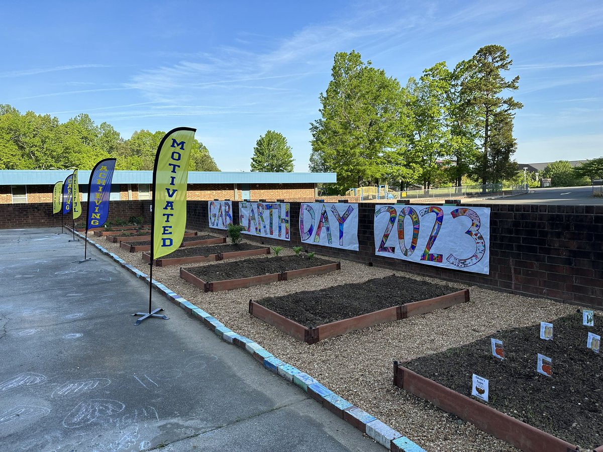 Our second grade students are ready to teach! 🌎💙💛 <a href="/GABChamps/">Grady Brown</a> it’s going to be two great days of learning outside! Happy Earth Day! <a href="/raysrangers/">Katie Ray</a>