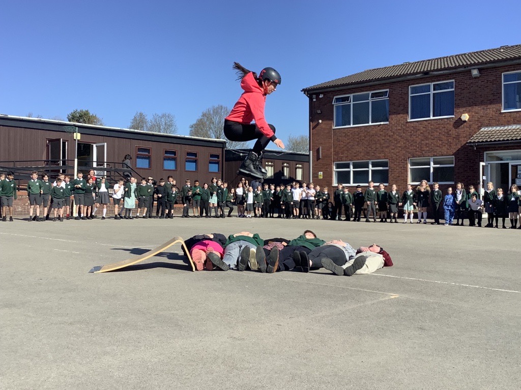 IvyBankPrimary's tweet image. The children enjoyed watching @Jenna_Downing display her fantastic skills, even the teachers got involved.
#learningnewskills #funexercise
