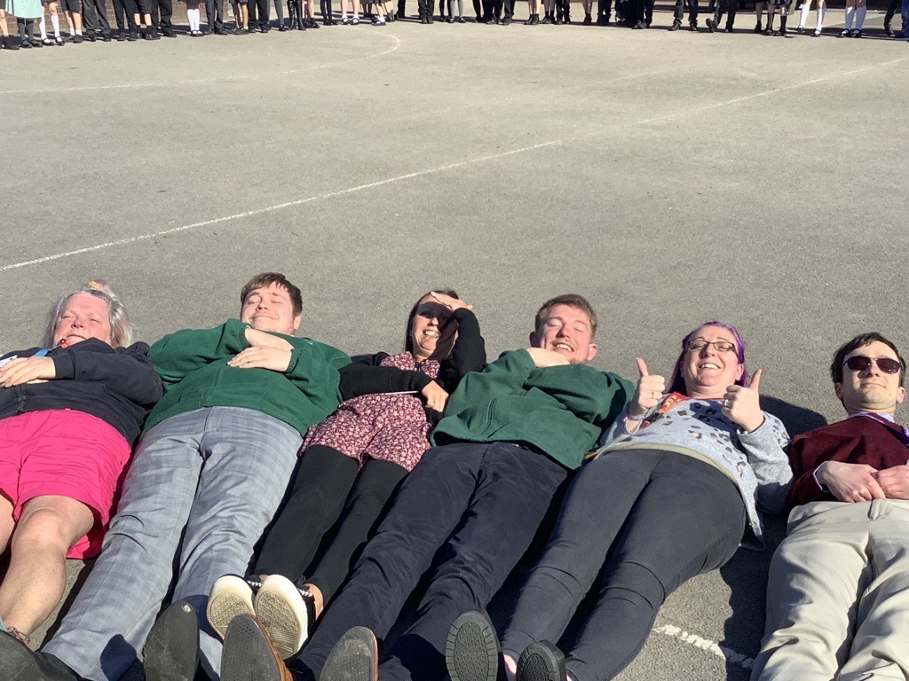 IvyBankPrimary's tweet image. The children enjoyed watching @Jenna_Downing display her fantastic skills, even the teachers got involved.
#learningnewskills #funexercise