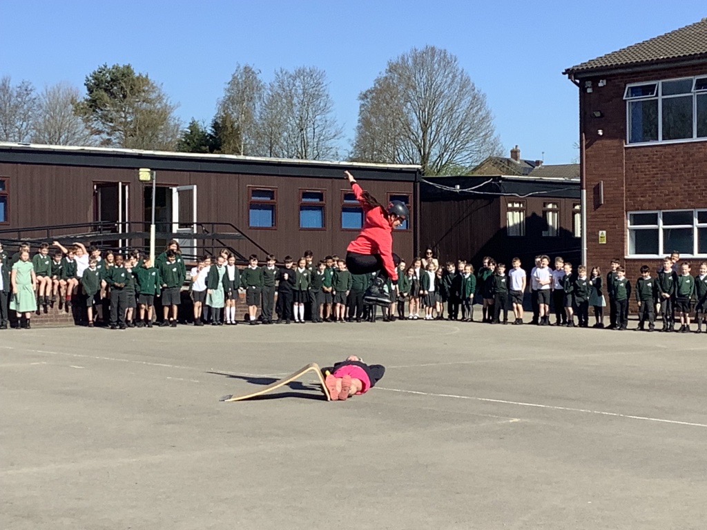 IvyBankPrimary's tweet image. The children enjoyed watching @Jenna_Downing display her fantastic skills, even the teachers got involved.
#learningnewskills #funexercise