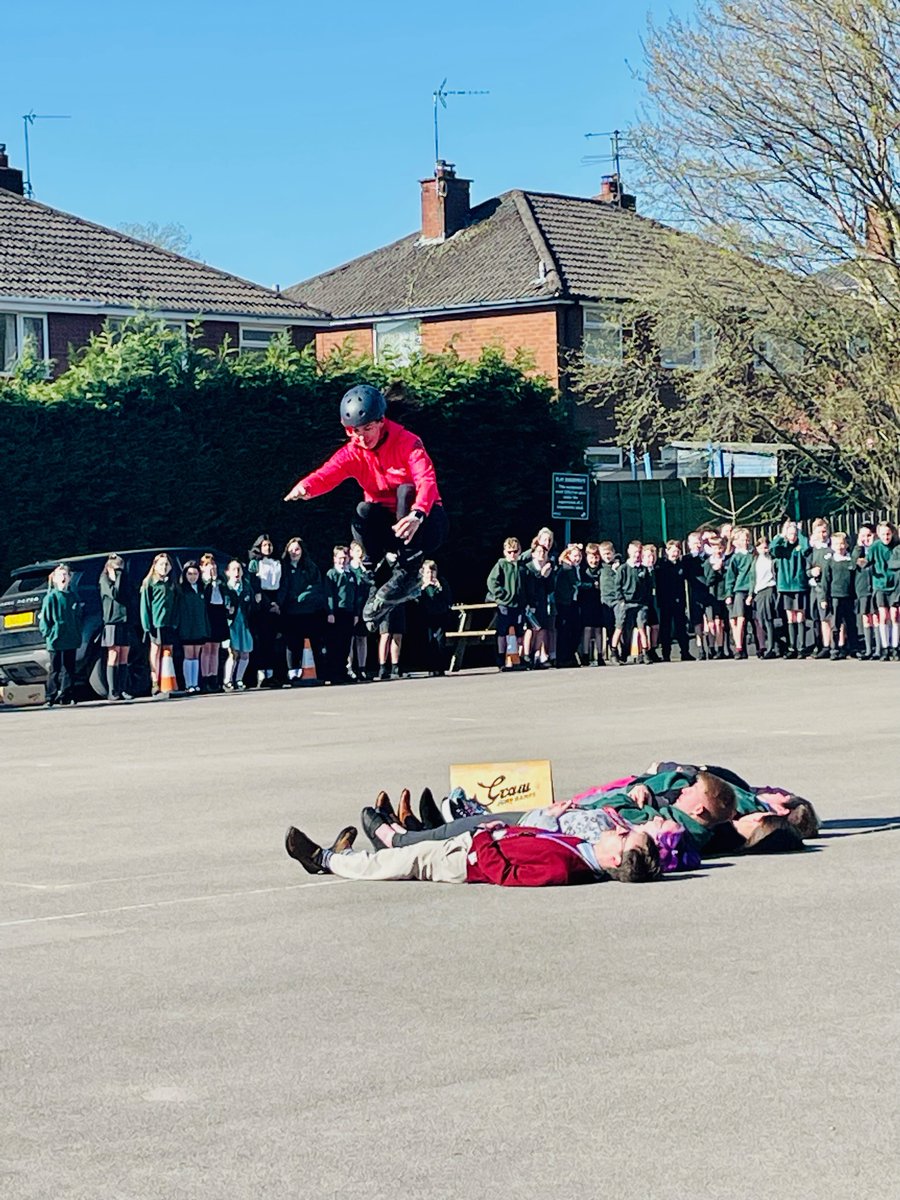 IvyBankPrimary's tweet image. The children enjoyed watching @Jenna_Downing display her fantastic skills, even the teachers got involved.
#learningnewskills #funexercise