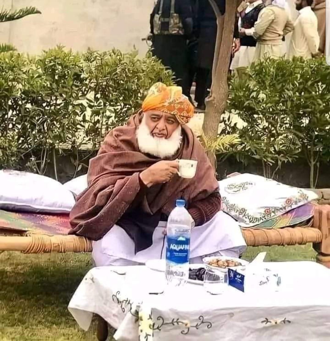 آئیے ھم سب مولانا کو سپوٹ کرتے ہیں یہ واحد شخص ہیں جنہوں نے پوری مغربی غلاظتوں کو پاکستان میں پہلانے سے روکے رکھا ہے الحمدللہ 💖🇵🇰 ۔
#مولانا_ڈٹ_گئے
#ڈٹ_کے_کھڑا_ہےمولانا