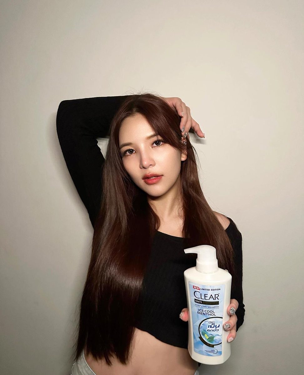 Nop15433577's tweet photo. ก็แคร์แต่เธอ เลยใช้แต่เคลียร์ 😊
#ClearIceCoolMenthol #ถ้าแคร์ก็กลับมาเคลียร์ #ClearThailand #ClearTH #จบทุกดราม่าปัญหารังแค
#OrnOung #MoveORN https://t.co/UasY3TmYFU