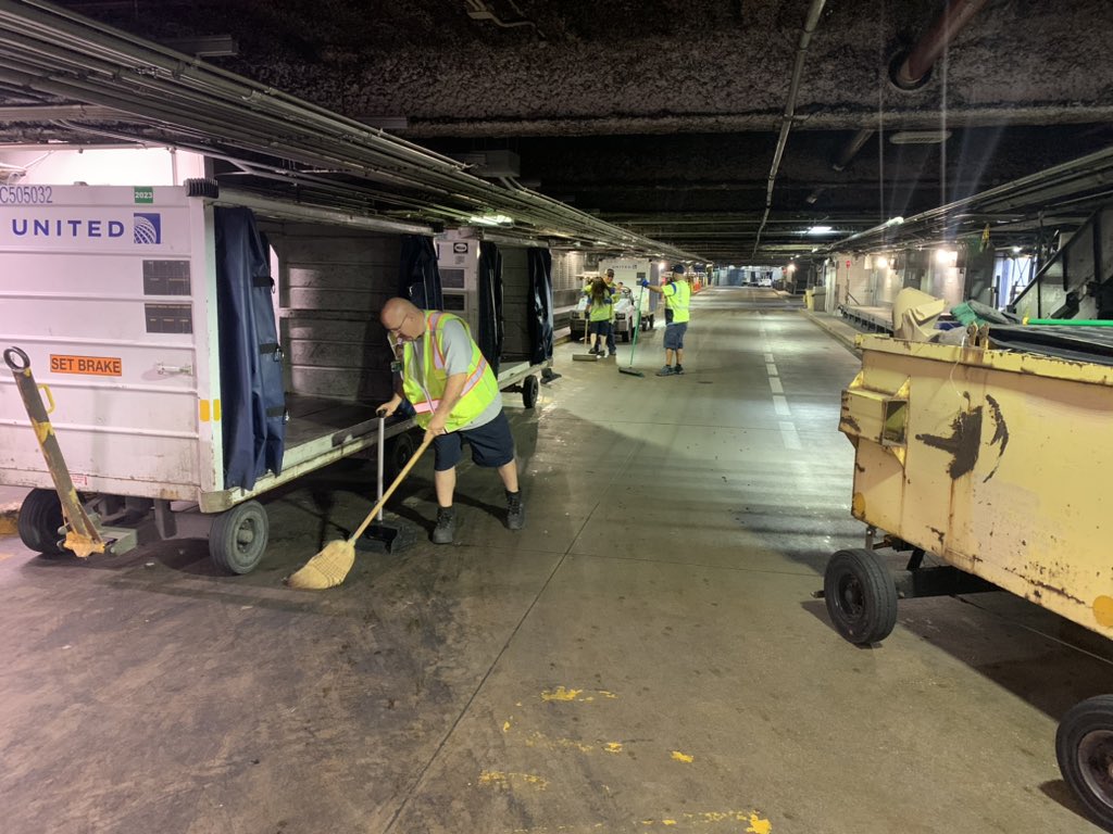 Safety is keeping ORD FOD free. Claim area cleaning this morning !! Thank you everyone !!! @HermesPinedaUA @JohnK_UA @united @ferrer_modesto