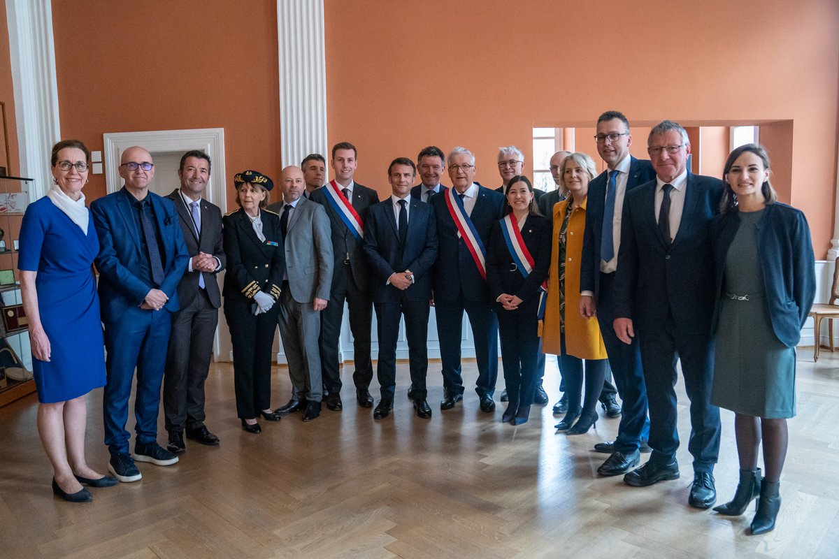 Prefet67's tweet photo. #visiteofficielle | Le Président @EmmanuelMacron était présent dans le #BasRhin hier.
Il a rencontré les salariés de l'entreprise Mathis à #Muttersholtz avant de se rendre à #Selestat pour échanger avec des élus sur des projets concrets à venir. https://t.co/FqfEyq42R6