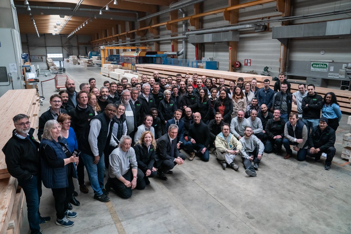 Prefet67's tweet photo. #visiteofficielle | Le Président @EmmanuelMacron était présent dans le #BasRhin hier.
Il a rencontré les salariés de l'entreprise Mathis à #Muttersholtz avant de se rendre à #Selestat pour échanger avec des élus sur des projets concrets à venir. https://t.co/FqfEyq42R6