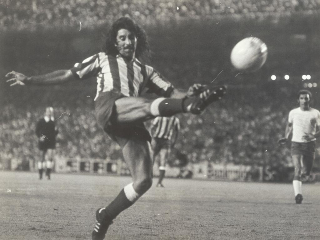 RingCafePodcast's tweet photo. Rubén 'Ratón' Ayala, delantero argentino del Atlético de Madrid, fue uno de los goleadores de la vuelta de la Intercontinental en el Vicente Calderón...🔴⚪️

En la mesa de siempre...  ☕️⚽️

▶️ https://t.co/UAubJEXSGg https://t.co/IRuAXWYZGq