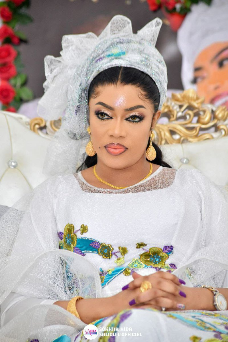 SokhnaAida_Off's tweet photo. Regardez les photos de SOKHNA AIDA SALIOU à la beauté époustouflante lors du thiant du 17 Avril 2023 ❣
#sokhnaaidasaliou #mouridesadikh #thiantakone #cheikhbethio #SERIGNEBETHIO #17avril #MuslimMuna #muslimah #muslim https://t.co/NXBatEhpxb