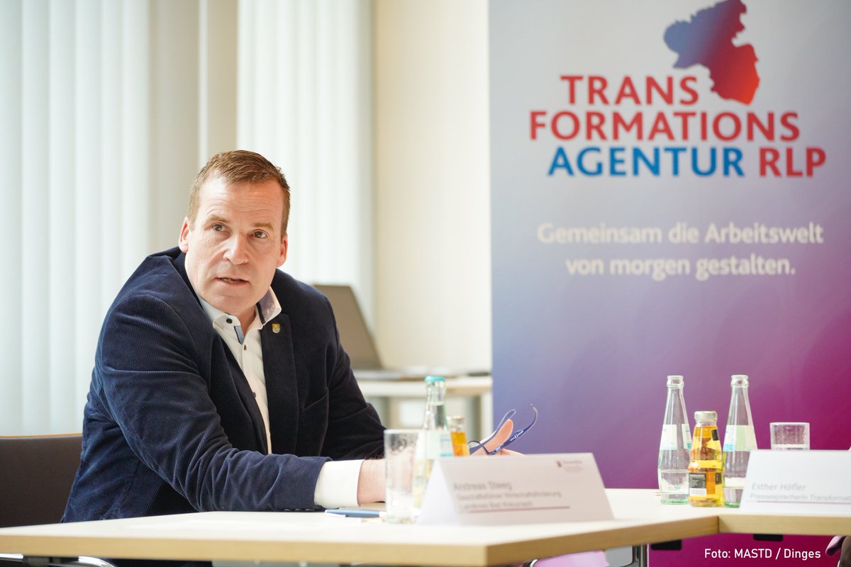 mastd_rlp's tweet photo. 1 Jahr @TransformRLP - @Alex_Schweitzer zog mit Partnerinnen und Partnern auf der heutigen Pressekonferenz eine positive Zwischenbilanz: „Durch die Arbeit der #Transformationsagentur nahm das Bewusstsein für die #Transformation bei Betrieben und Beschäftigten in #RLP zu." https://t.co/WjhheB6ey4
