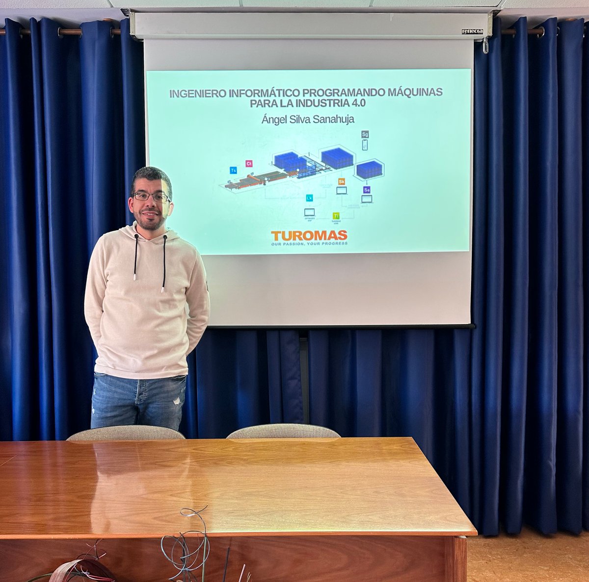 turomas's tweet photo. El pasado martes nuestro compañero Angel Silva que dio una formación a los alumnos de la @eupt_unizar  

Una experiencia educativa increíble para todos los involucrados.

❤️ Esperamos que esta información deje huella en los estudiantes y e inspire a muchos a seguir su camino. https://t.co/TIUmWh1RZ6