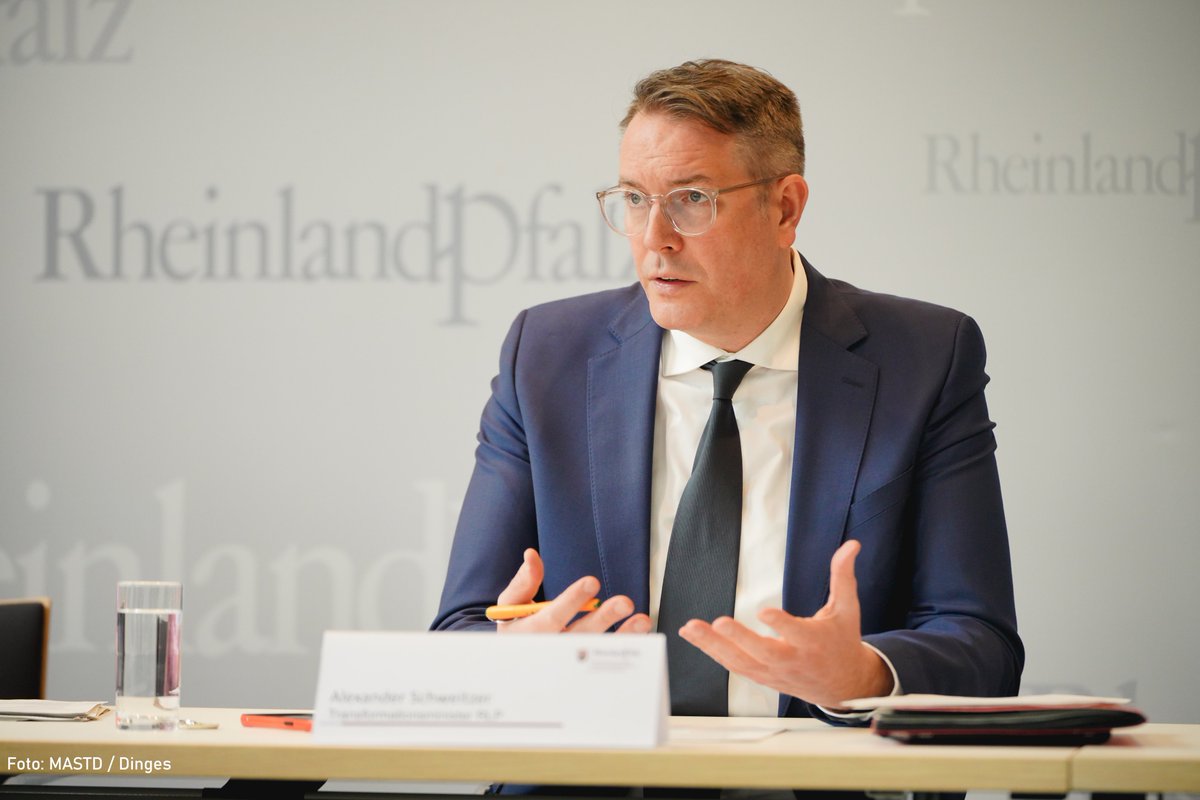 mastd_rlp's tweet photo. 1 Jahr @TransformRLP - @Alex_Schweitzer zog mit Partnerinnen und Partnern auf der heutigen Pressekonferenz eine positive Zwischenbilanz: „Durch die Arbeit der #Transformationsagentur nahm das Bewusstsein für die #Transformation bei Betrieben und Beschäftigten in #RLP zu." https://t.co/WjhheB6ey4