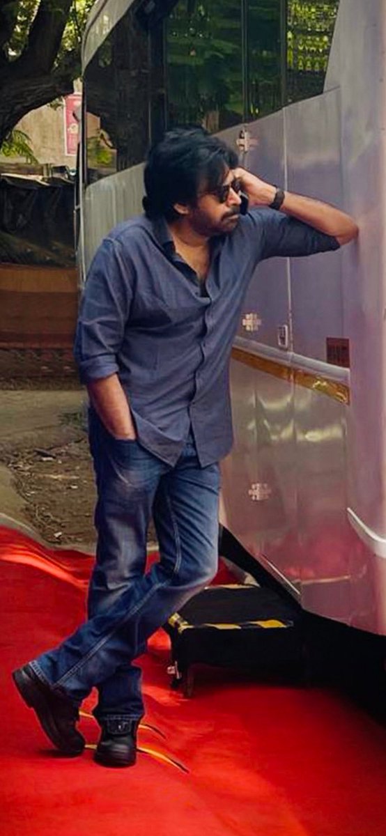 GulteOfficial's tweet photo. inkevarikaina aithe smoke effect lu, background score lu kavalemo... eeyana aithe just ala nilabadithe chaalu!

#PowerTsunami #Swag #PawanKalyan #OG https://t.co/2Az3QOZkqq