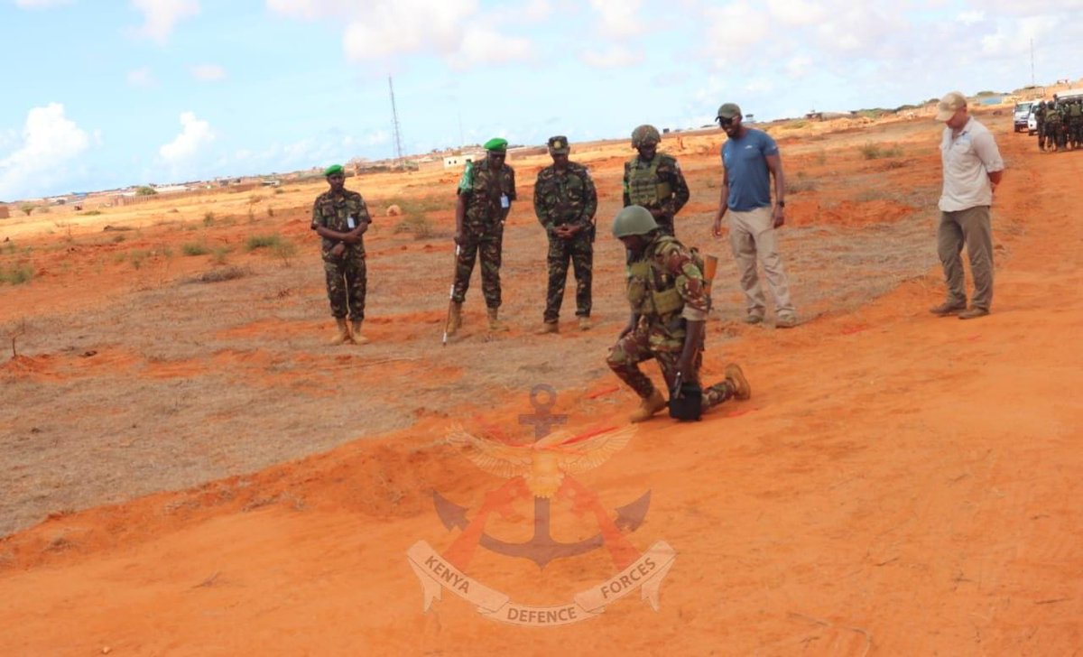kdfinfo's tweet photo. The Commander Sector VI, Brigadier Luka Kutto, presided over the closing ceremony of Route Search Course for the ATMIS KDF troops and Somali Security Forces (SSF) based in Kismayo New Airport Forward Operating Base(FOB).
https://t.co/YieTb32lD7 https://t.co/vGh6E9aufD