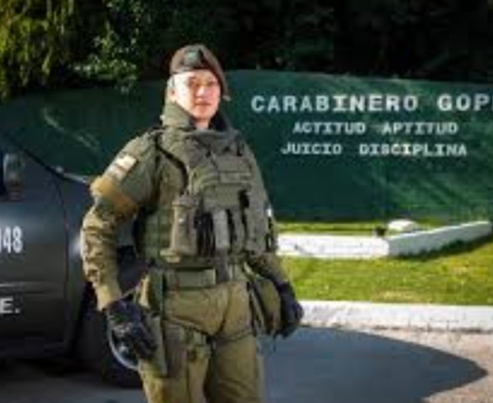RONUSAN's tweet photo. Soy Carabinero amo a Chile, soy mujer y estoy dispuesta a dar mi vida por ti y tu familia. Ayudame, juntos salvaremos a Chile. Yo no puedo hablar pero tu si. No a las RUF. Este sábado 22 de Abril a las 11 hrs en Alameda con Morande. Chile BAJO ATAQUE NO CAERÁ. https://t.co/Xq3JvROq7F