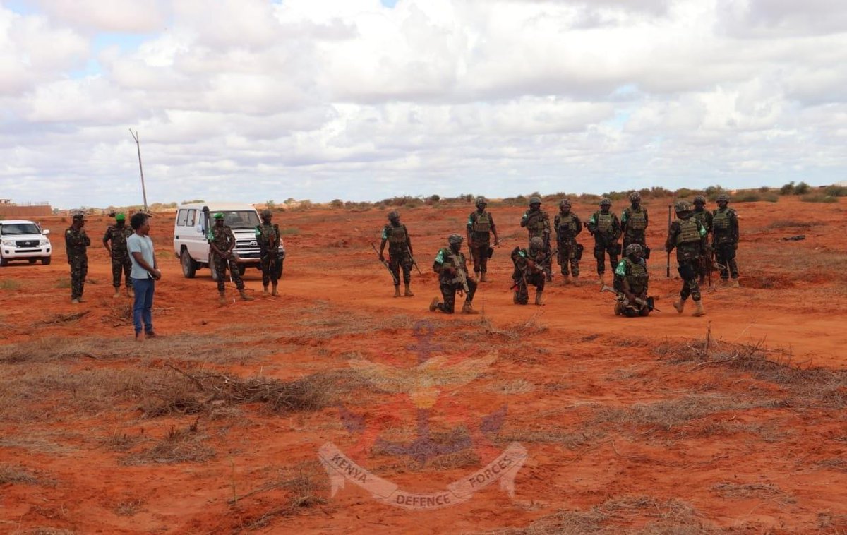 kdfinfo's tweet photo. The Commander Sector VI, Brigadier Luka Kutto, presided over the closing ceremony of Route Search Course for the ATMIS KDF troops and Somali Security Forces (SSF) based in Kismayo New Airport Forward Operating Base(FOB).
https://t.co/YieTb32lD7 https://t.co/vGh6E9aufD