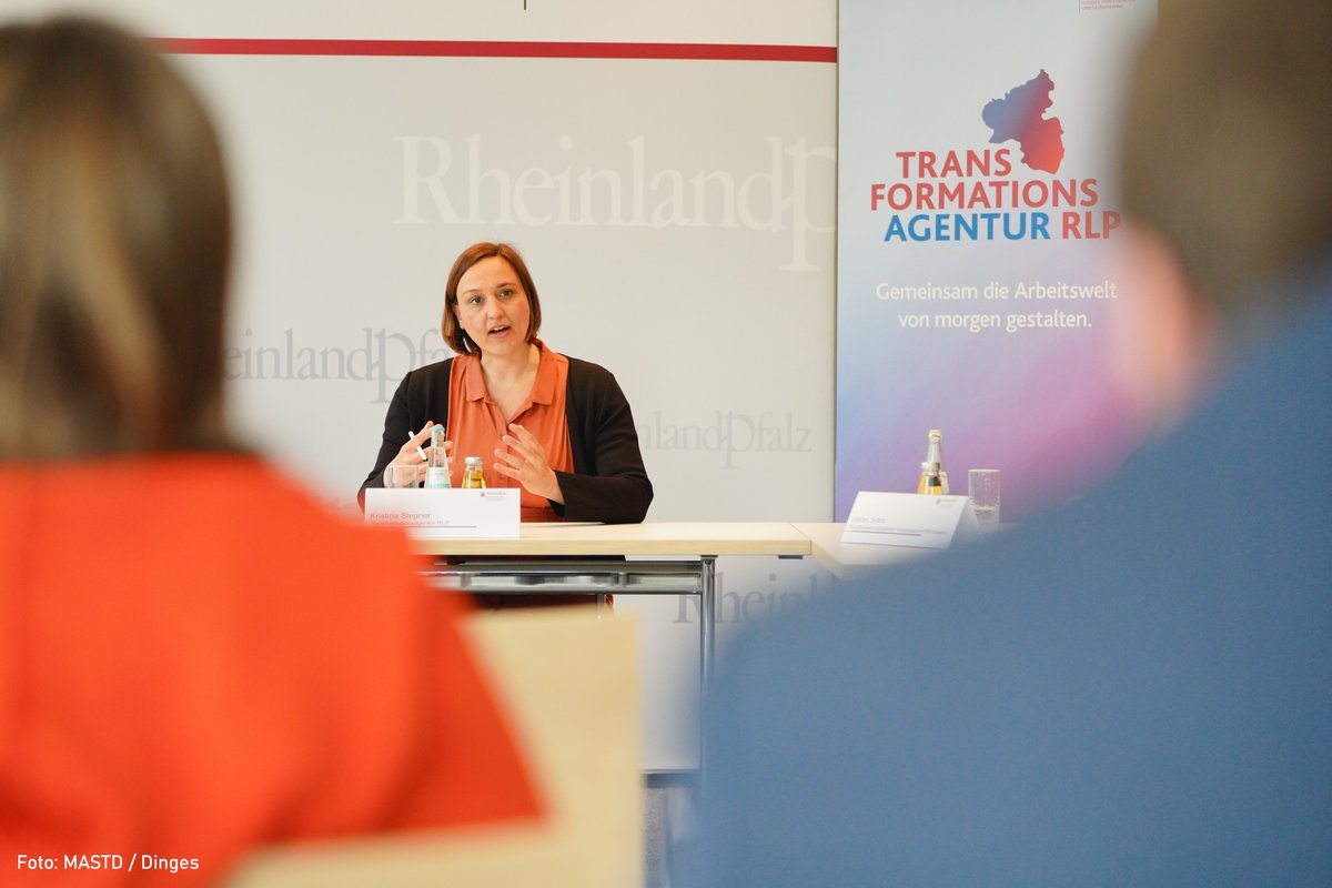 mastd_rlp's tweet photo. 1 Jahr @TransformRLP - @Alex_Schweitzer zog mit Partnerinnen und Partnern auf der heutigen Pressekonferenz eine positive Zwischenbilanz: „Durch die Arbeit der #Transformationsagentur nahm das Bewusstsein für die #Transformation bei Betrieben und Beschäftigten in #RLP zu." https://t.co/WjhheB6ey4