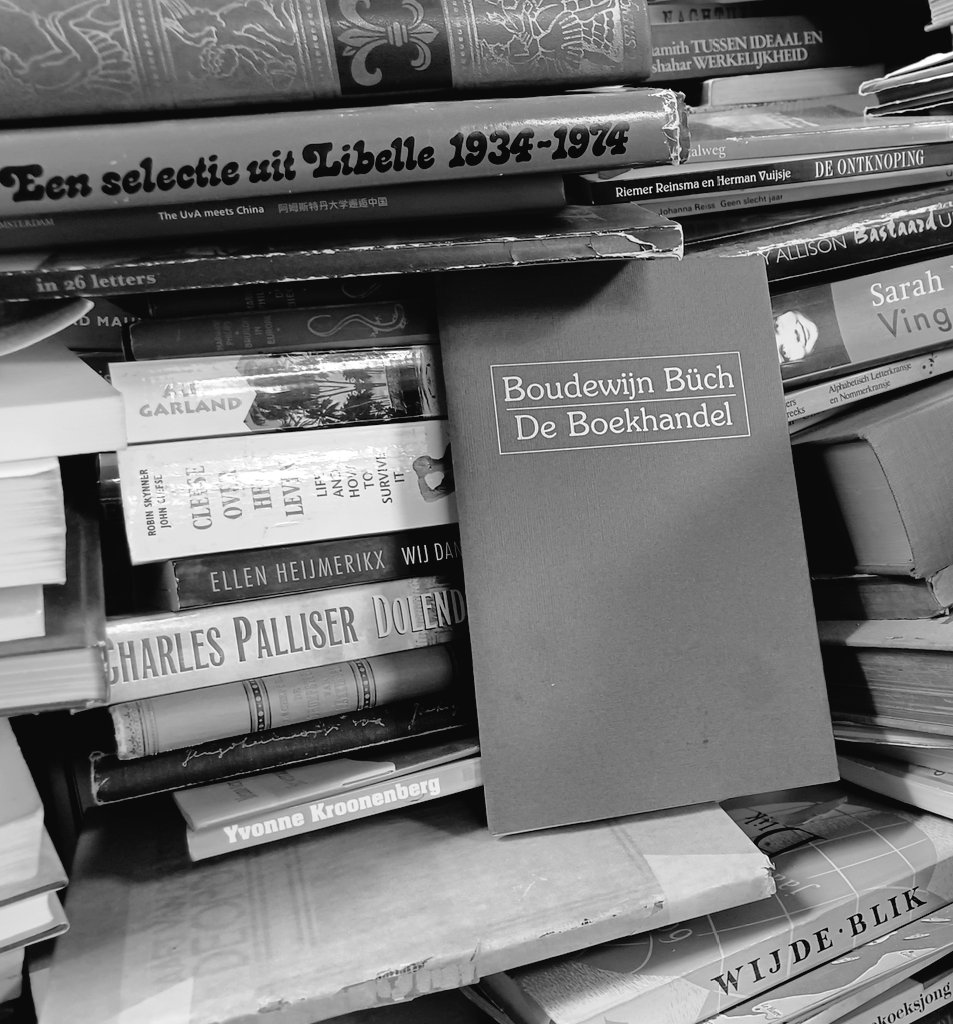ColetteBoeken's tweet photo. 'Meneer Wisse was een voormalig kapitein op de grote vaart. Aan boord had hij leren drinken en die bezigheid zette hij voort in zijn boekhandel in de grootste winkelstraat van het Zuid-Hollandse dorpje W.'

Boudewijn Büch - De Boekhandel
#beginzin #nieuwopgedoken https://t.co/Ys4MZTMx5C