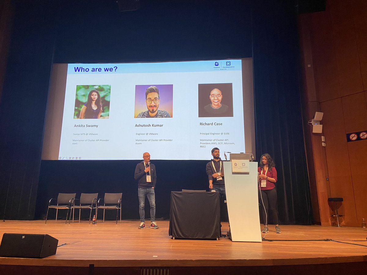 Such a full house for <a href="/sonasingh46/">Ashutosh</a>, @SwamyAnkita and <a href="/fruit_case/">Richard Case</a>'s talk about Cluster API providers at #KubeConEU!