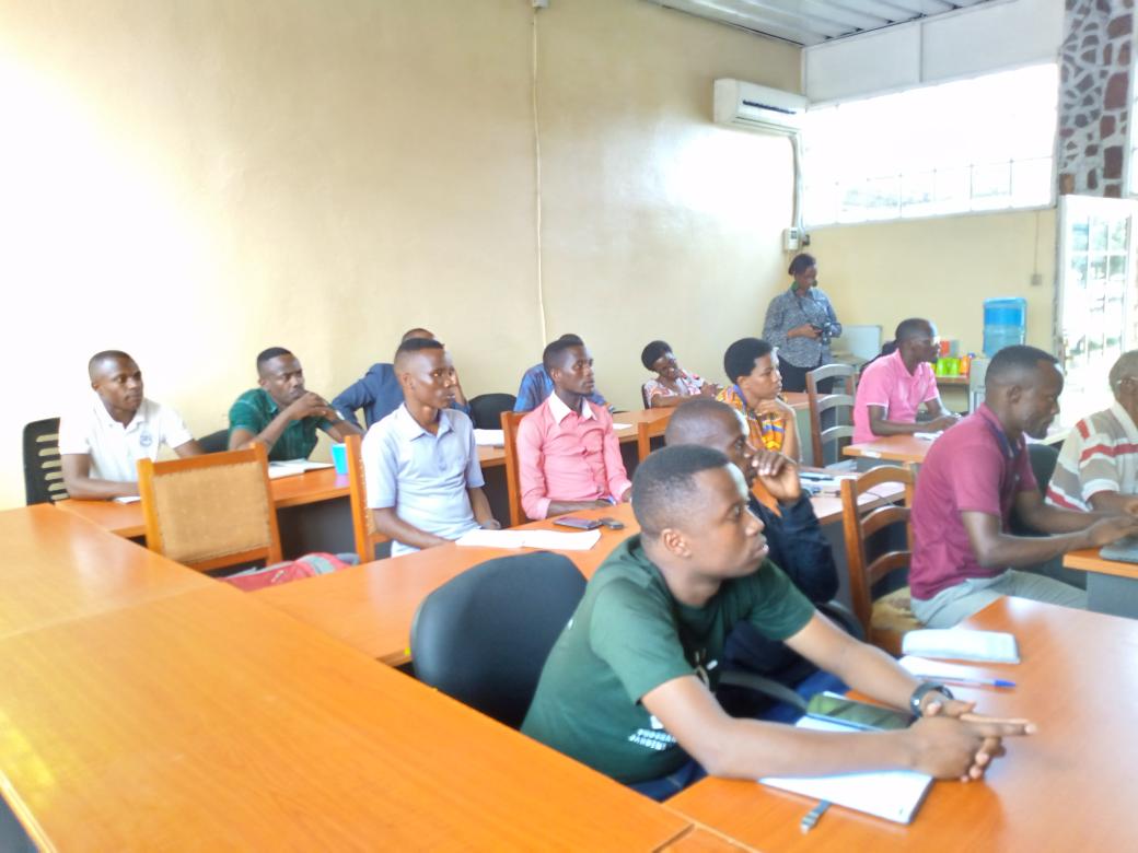 UB_Rumuri's tweet image. Dans la continuité de ses activités, le CINAUB organise ce jeudi 20 avril 2023, une conférence publique sur le thème : #educationfinancière: #entrel&apos;entrepreneuriat et gestion des dettes.