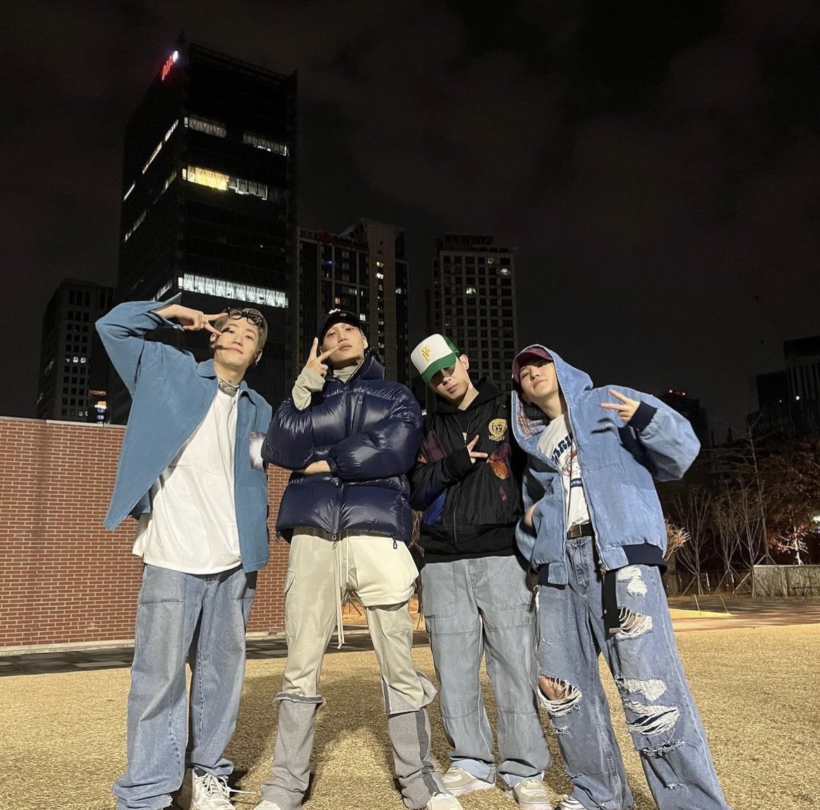 kjifshn's tweet photo. KAI and Black Mirror Crew 🖤 #카이 https://t.co/bDsu6Ns4iO