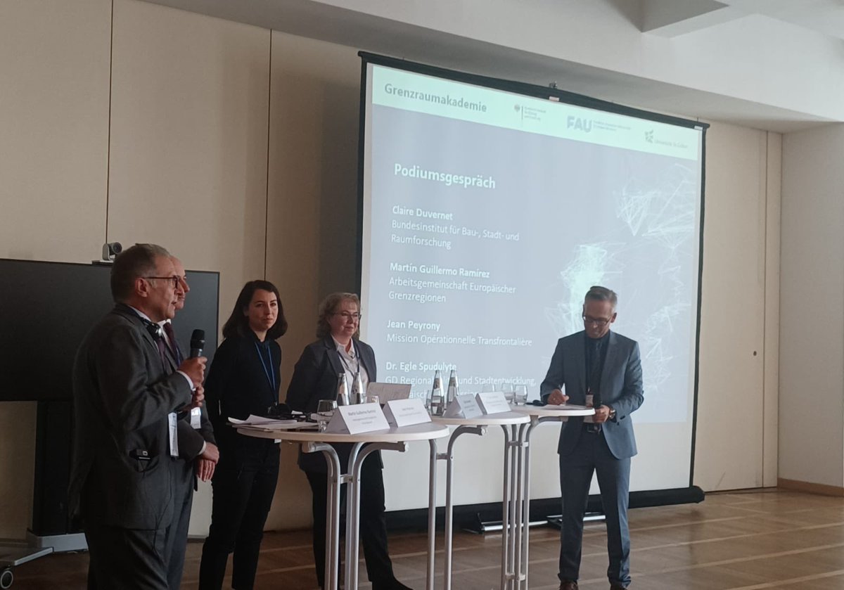 SocialnetAEBR's tweet photo. "The more cross-border cooperation exists, the more obstacles we find" says Martin Guillermo Ramirez at the #BorderRegionAcademy.
Initiatives like #EU project #bSolutions aims at solving those border obstacles.
#cohesion #policy #bsolutions https://t.co/lF6icO2Sc7