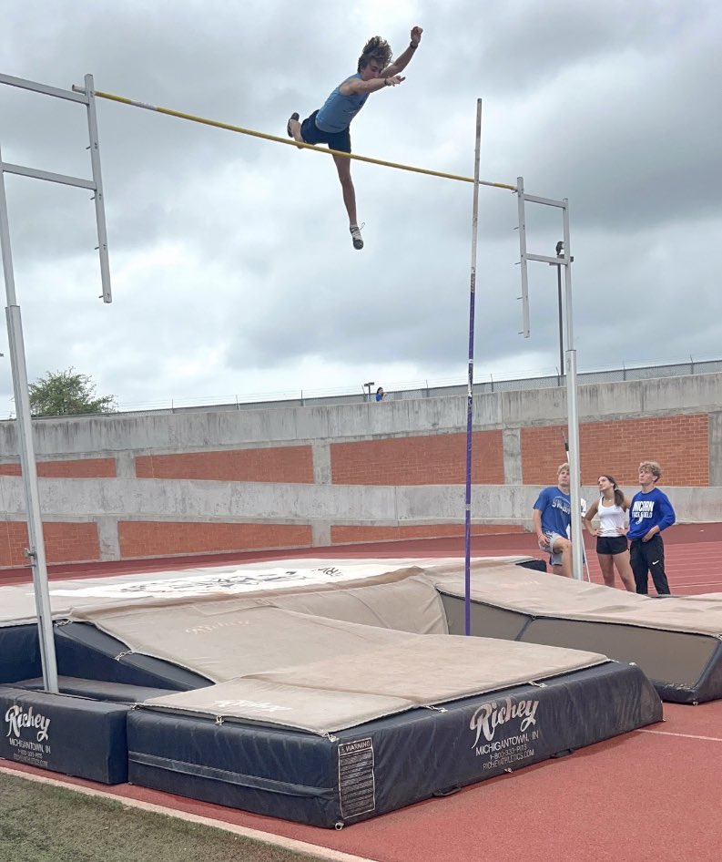 THREE pole vaulters flying high into Regionals! @_dani_isabella @TayFuentespina @tbucks_pv @CoachTPMiller @CoachJLozano @CoachRandle11 @Jasimine_Harris @LiverettDamon @CTJohnsonTandF @CTJohnsonHigh @JPApride #VaultHigh