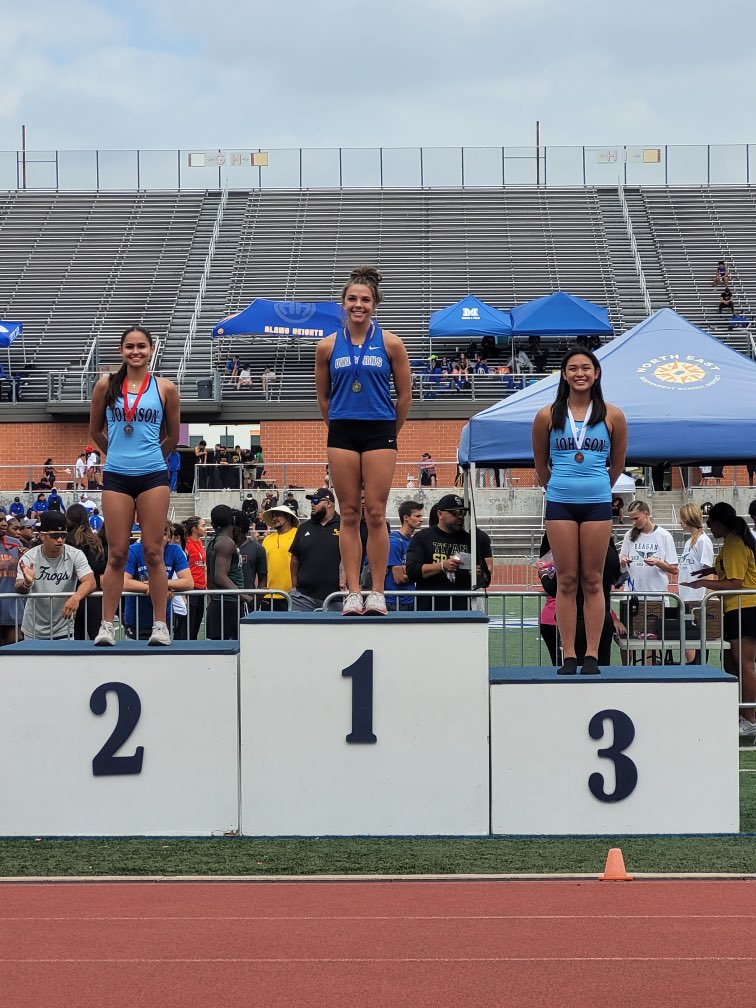 CoachSwoelze's tweet photo. THREE pole vaulters flying high into Regionals! @_dani_isabella @TayFuentespina @tbucks_pv @CoachTPMiller @CoachJLozano @CoachRandle11 @Jasimine_Harris @LiverettDamon @CTJohnsonTandF @CTJohnsonHigh @JPApride #VaultHigh https://t.co/RZzopGW5JB