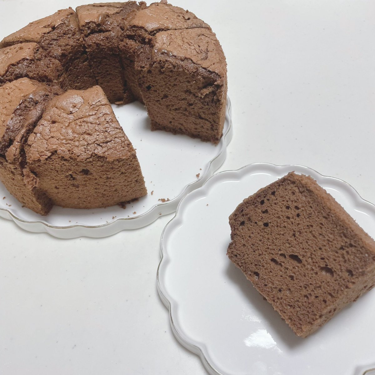 na___sweet's tweet photo. チョコ味のシフォンケーキを作りました🍫

高さはそこまで出ませんでしたが、ふわっふわになったので良かったです❕ 明日学校に持っていって友達と食べようと思います！！

#シフォンケーキ 
#お菓子作り 
#お菓子作り好きな人と繋がりたい https://t.co/JGybjOpIgI