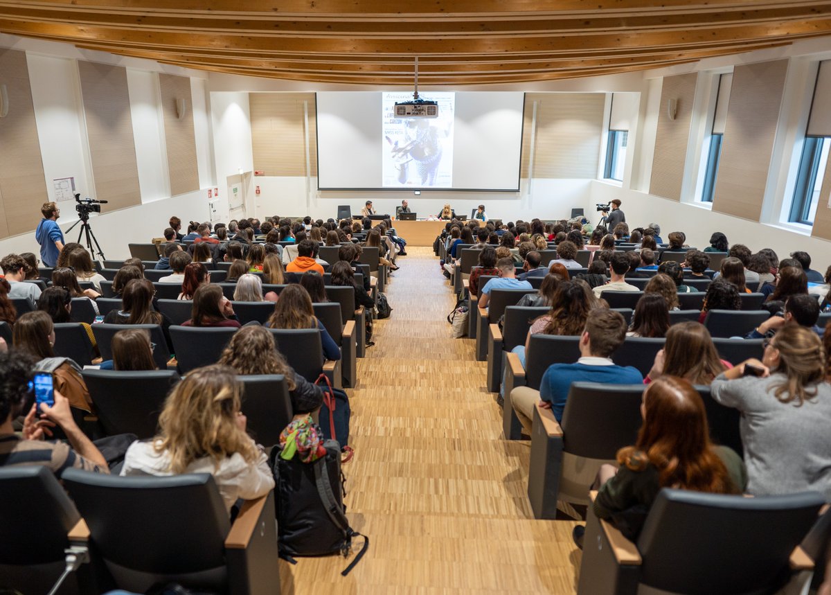 UniPadova's tweet photo. 🎵 Grazie a Myss Keta per aver condiviso con noi la sua visione del linguaggio delle canzoni!
“(ri)pensare il linguaggio delle canzoni”: un incontro organizzato dal #DiSLL per diffondere una forma di attenzione critica nei confronti dell'entertainment.
> https://t.co/fP1cbets6q https://t.co/YrUFzQIh2e