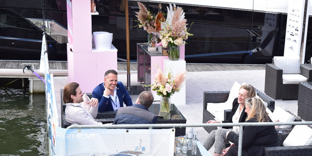 Sit back and bathe in the glorious sunshine at @SSLondonGroup's Whispering Angel bar

#sunseeker #londonluxuryafloat