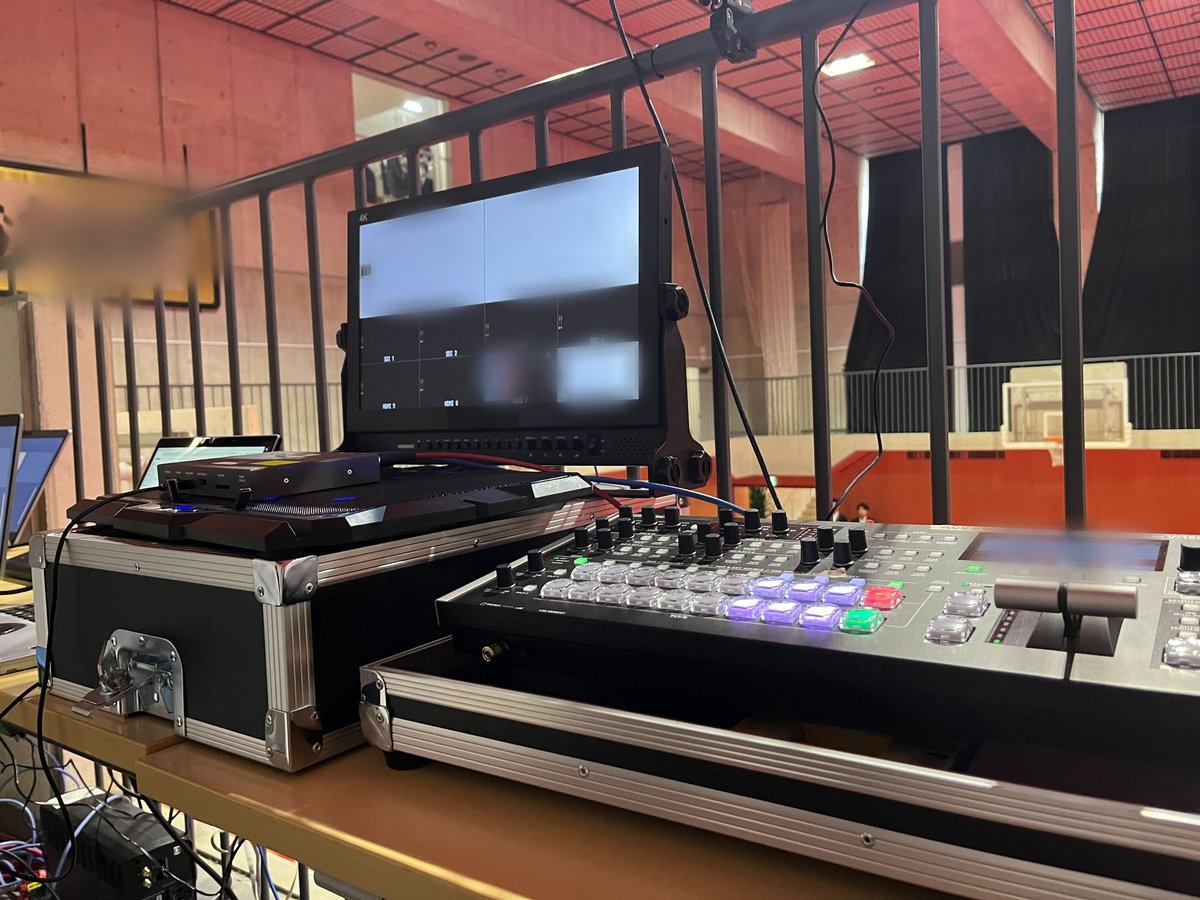 MarshPlanning's tweet photo. 仕事してますよ、アピール投稿第2弾で入学式の配信の模様です。SWはV-160HD、インカムはSolidcom M1。
金土日でバラして仕込んで2校はしご。連日のお仕事でした。皆大好きコストコキャリーと、かご台車2個フル稼働でした。こういうおっきな現場はやり甲斐感じるのでもっとやりたいですね。 https://t.co/LIlsE1nEXL