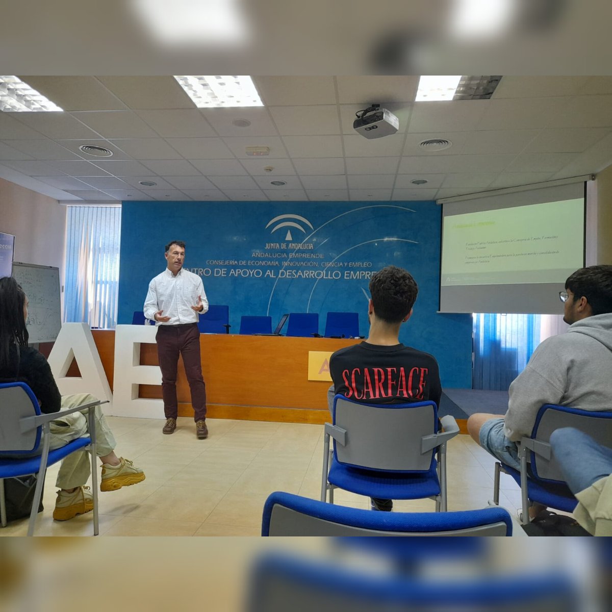 Ipepcadiz's tweet photo. Este  pasado martes, alumnado de bachillerato que cursa las materias de Economía y Economía  de la Empresa visitó el Centro Andaluz de Emprendimiento (CADE) de  Cádiz.
#talleresemprendimiento #modelocanvas #elevatorpitch #cadecadiz #andaluciaemprende #educacionpermanente https://t.co/atG8XeVkX1