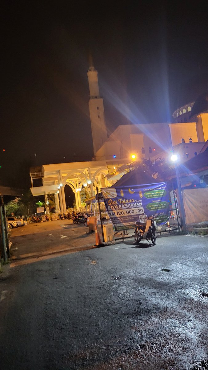 eriesha37's tweet image. After 13 years baru dpt solat kt masjid bersejarah ni. Terawih kt sini dgn husb, mak, abas.