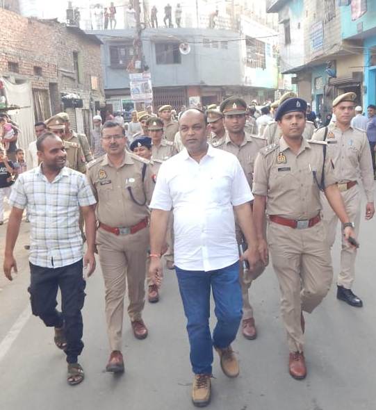 moradabadpolice's tweet photo. #SPCITY @moradabadpolice एवं #ADMCITY द्वारा CO कोतवाली/कटघर के साथ आगामी ईद/अलविदा नमाज को सकुशल एवं शांतिपूर्ण वातावरण में कराये जाने हेतु ड्यूटी में लगे पुलिस बल को ब्रीफ किया गया एवं आवश्यक दिशा-निर्देश दिए तत्पश्चात कानून/शान्ति व्यवस्था के दृष्टिगत #FootPatrolling की गयी। https://t.co/RSq0I8TIvv